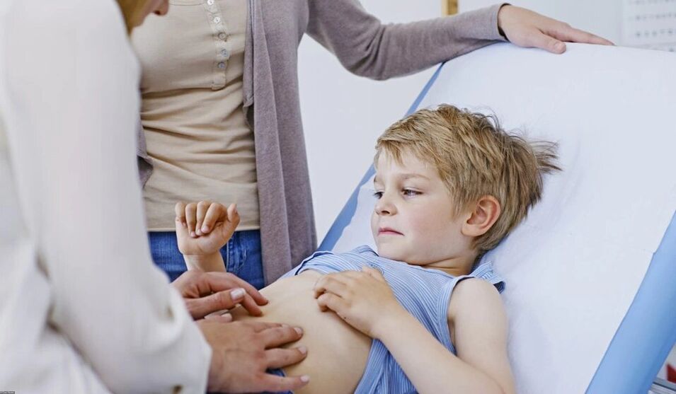 Identificación de parasitos por un médico nun neno